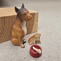 siddende-brun-hund-og-hvalp-roed-madskaa-koedben-retro-dukkehus-legetoej